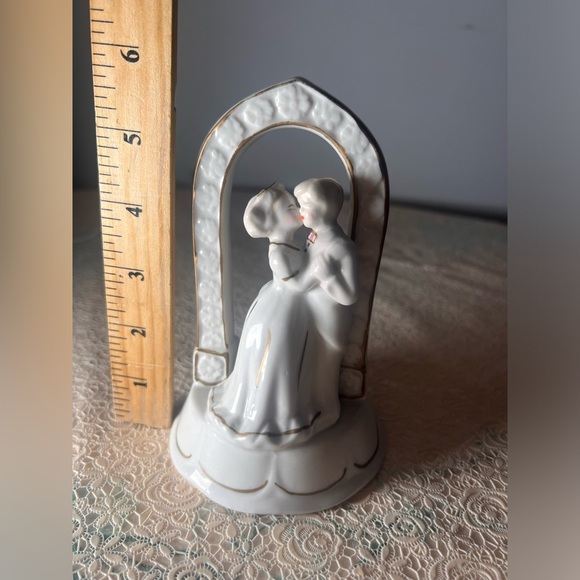 CERAMIC BRIDE & GROOM WEDDING CAKE TOPPER.NEW - Picture 5 of 6